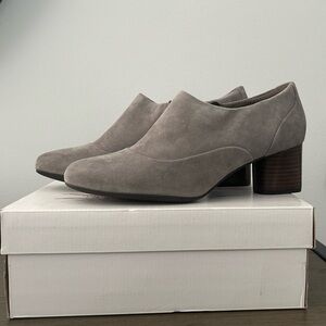 NEW Clarks Taupe Suede Ankle Booties Size 9W
